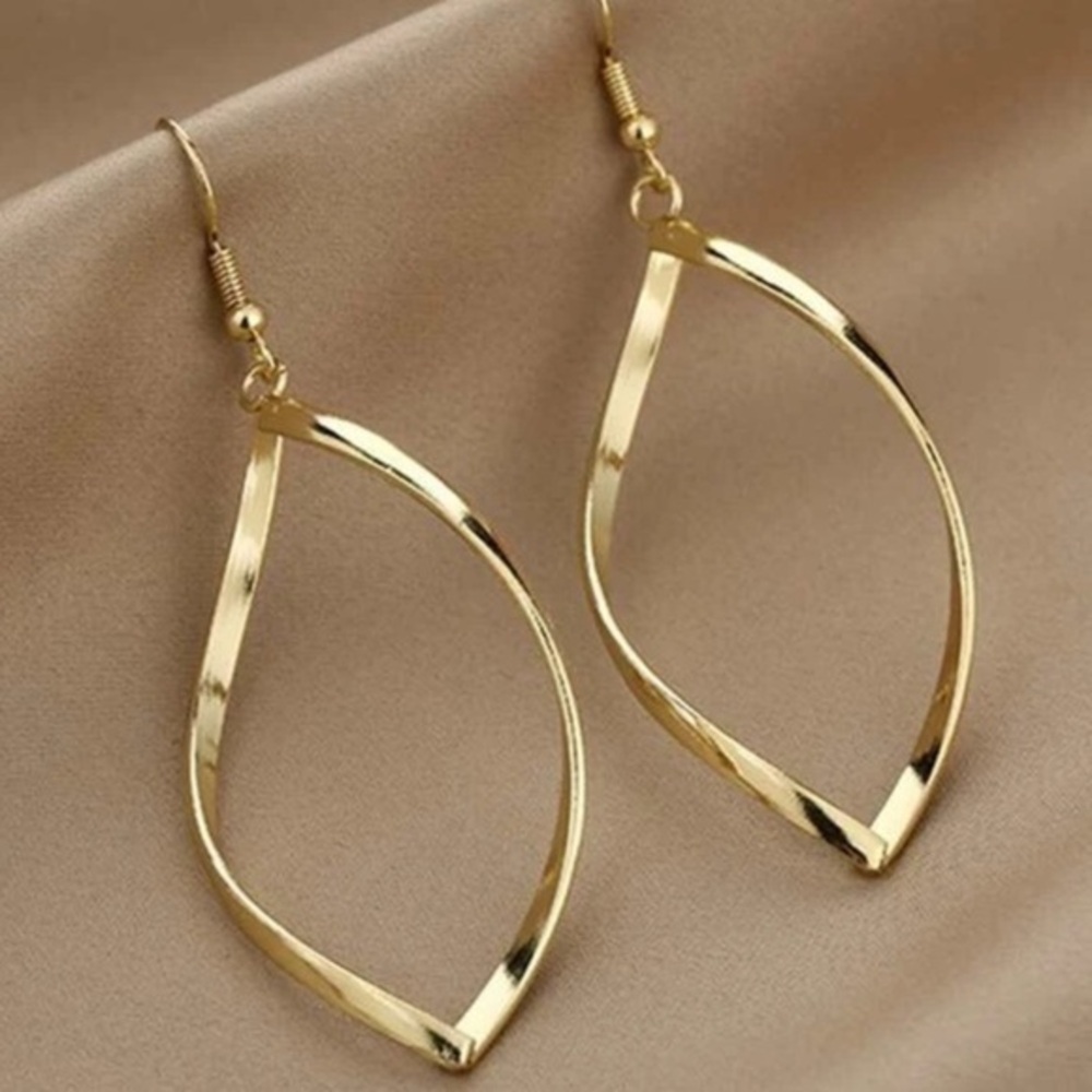 Gold-Tone Hollow Out Earrings Fashion Jewelry BRAND NEW